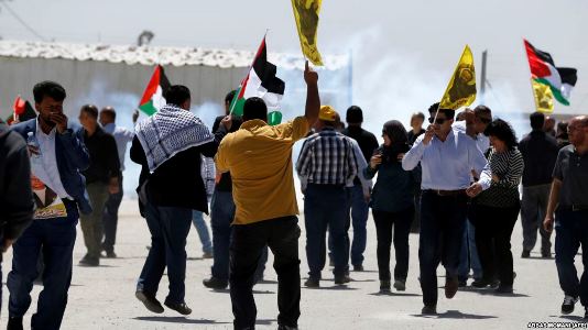  تجمع اعتراضی گروهی از فلسطینیان در مقابل زندان عوفر برای همدردی با اعتصاب‌کنندگان تجمع اعتراضی گروهی از فلسطینیان 