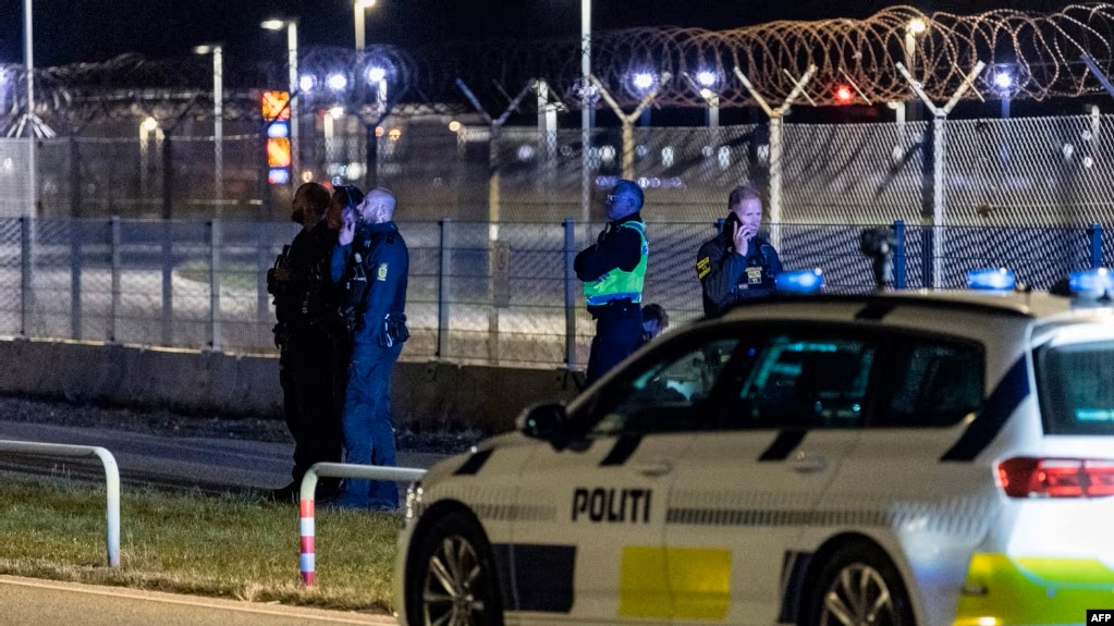 محوطه فرودگاه کپنهاگ پس از بسته شدن به علت رؤیت پهپادهای بزرگ. دوشنبه ۳۱ شهریور