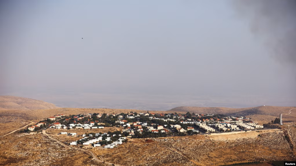 نمای دور از شهرک یهودی‌نشین کوخاف هاشَهَر واقع در کرانۀ باختری