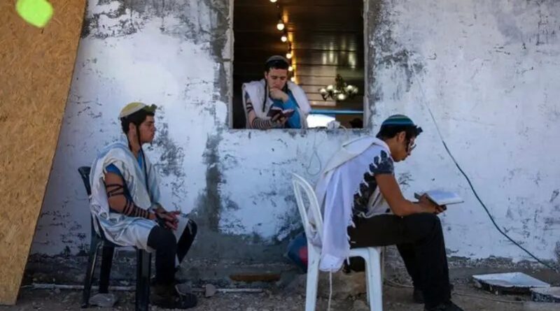 حمله شهرک‌نشینان اسرائیلی به کرانه باختری؛ آتش‌زدن یک مسجد و حمله به خانه‌ها