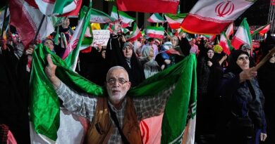 شمارش معکوس برای «امضای الکترونیکی» تفاهم‌نامه ایران و آمریکا؛ مخالفان توافق تجمع شبانه برگزار کردند