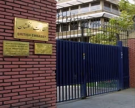 بریتانیا کارکنان سفارت خود را از ایران خارج کرده است