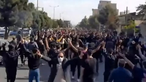 رویترز: حکومت ایران نگران بازگشت اعتراضات سراسری در پی تشدید فشار اقتصادی است